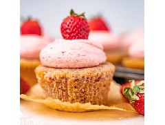草莓控福音！松軟香甜的草莓紙杯蛋糕